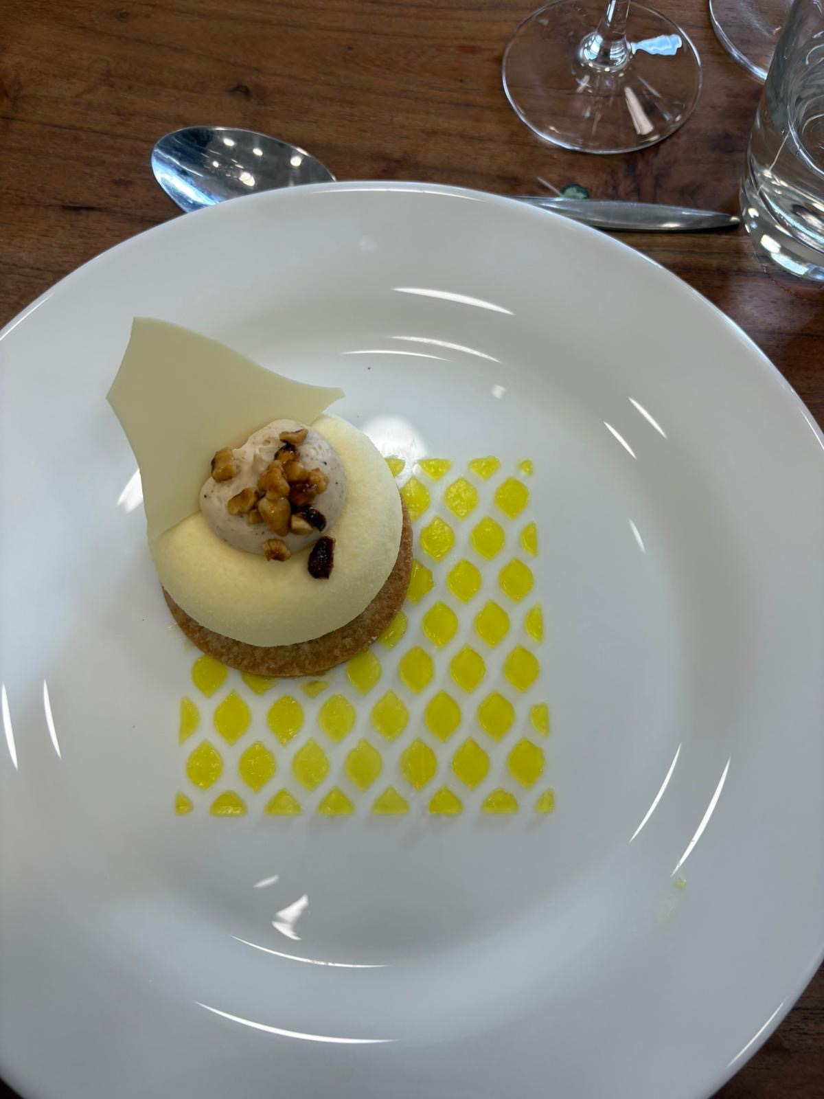 Citron & Praliné : Streusel, crémeux citron, ganache praliné noisette, mousse cheesecake